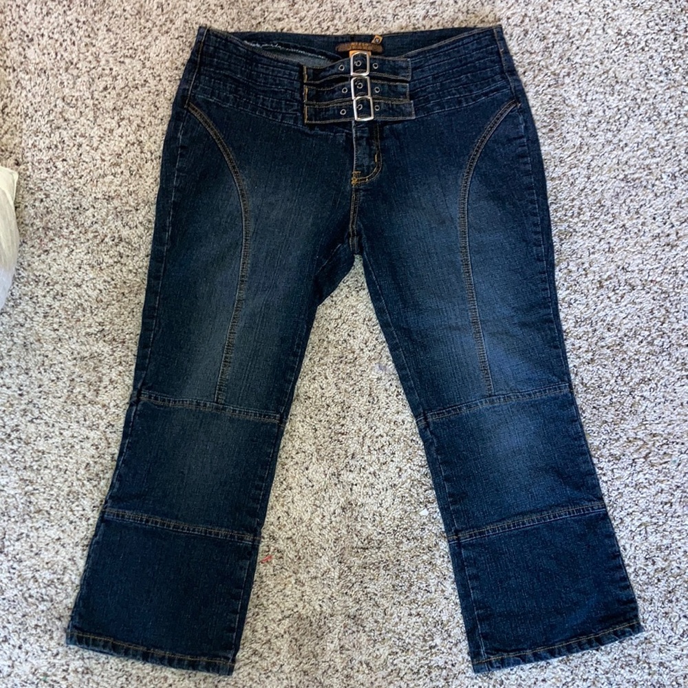 dark wash buckle fly capri jeans